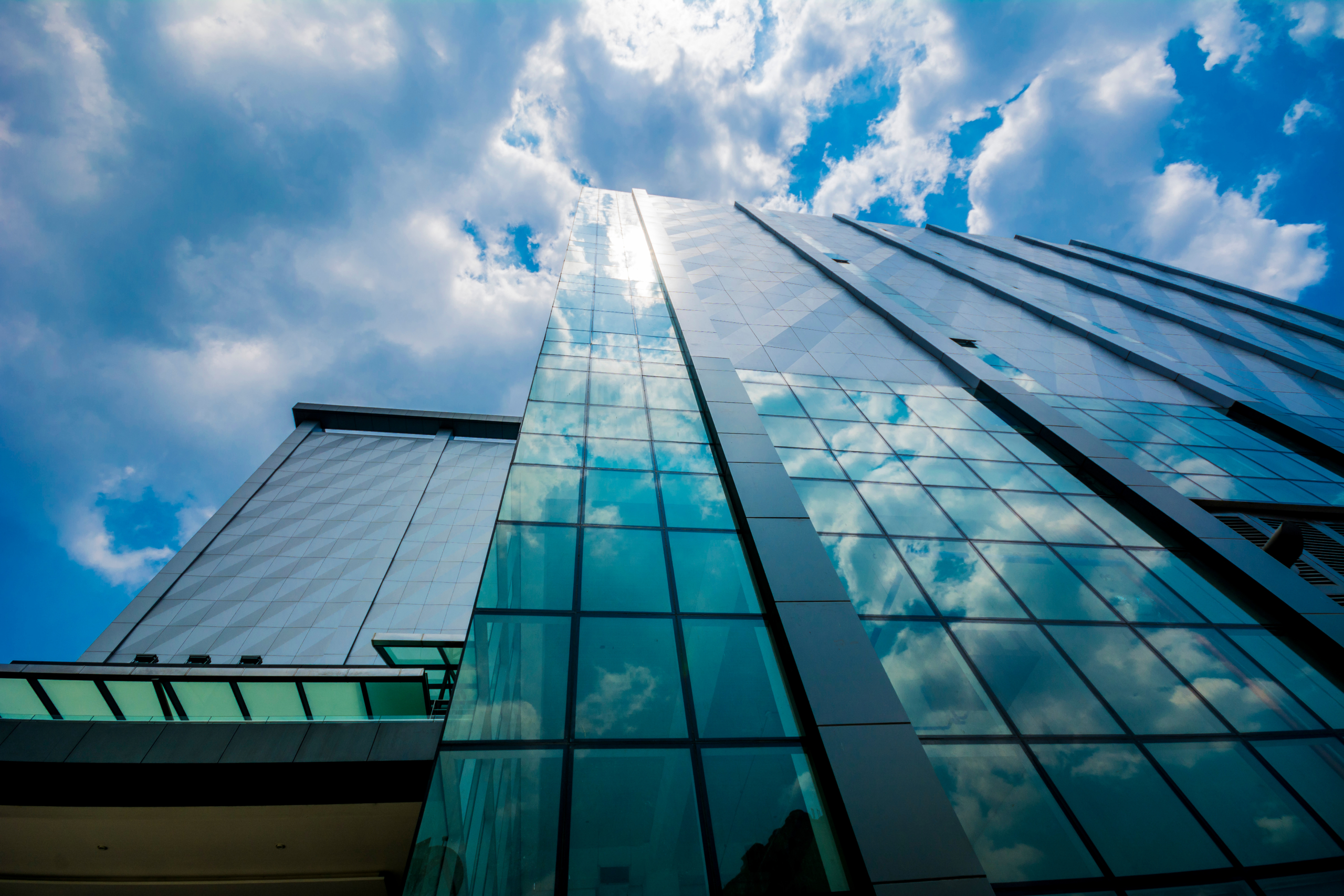 Stunning,Reflection,Of,Clouds,On,A,Glass,And,Aluminum,Facade
