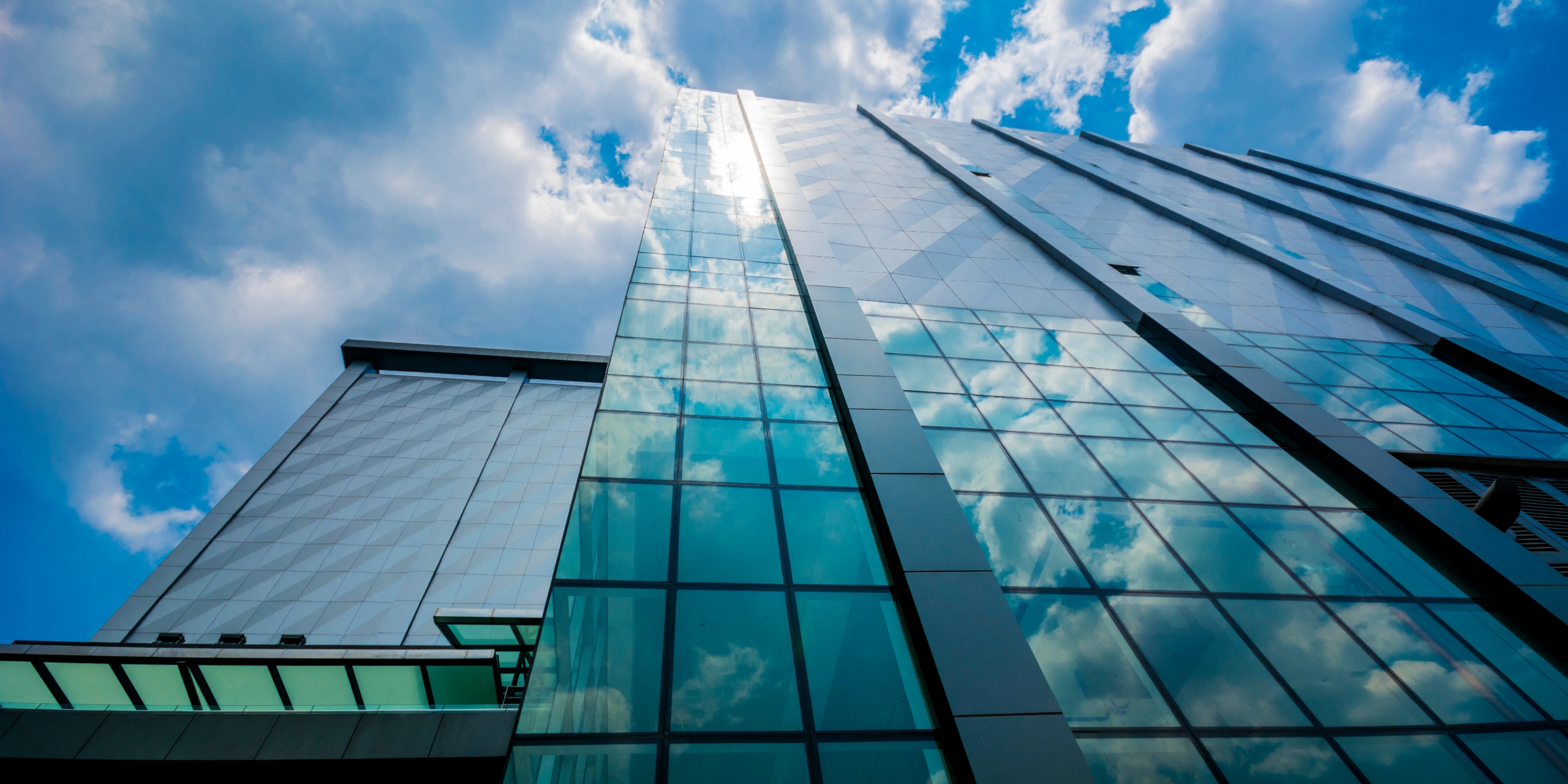 Stunning,Reflection,Of,Clouds,On,A,Glass,And,Aluminum,Facade Stunning,Reflection,Of,Clouds,On,A,Glass,And,Aluminum,Facade